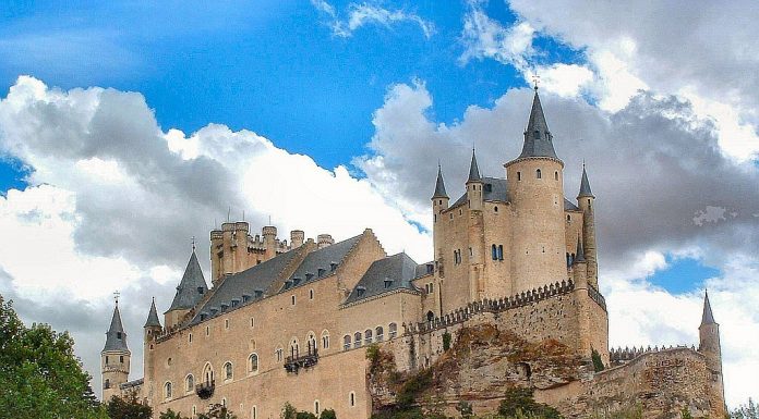 Você pode alugar um castelo medieval por menos de 30 dólares por noite