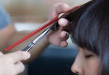 Mulher fumegante depois de pedir ao namorado para cortar o cabelo e fazer 'o que ele quiser'
