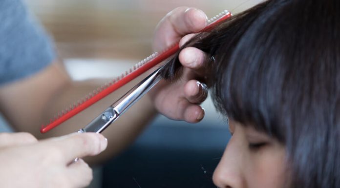 Mulher fumegante depois de pedir ao namorado para cortar o cabelo e fazer 'o que ele quiser'