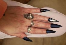 Mulher mostra anel de noivado - mas outros só querem falar sobre suas unhas