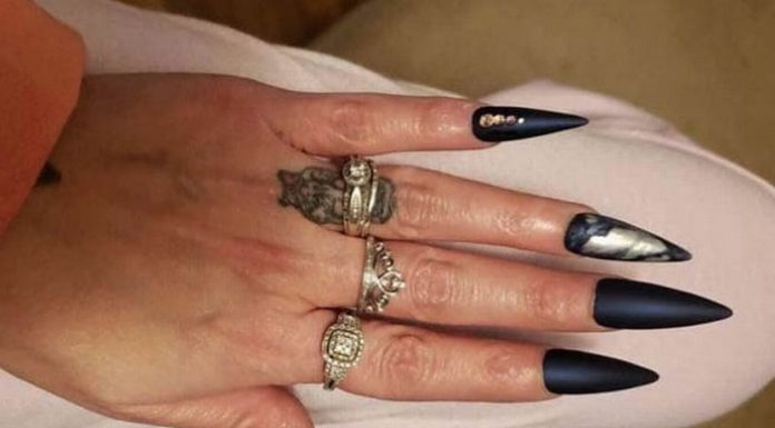 Mulher mostra anel de noivado - mas outros só querem falar sobre suas unhas