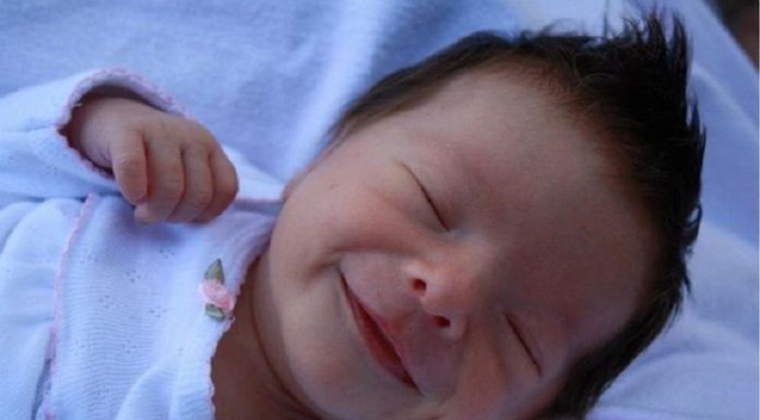 O sorriso adorável dessa garotinha escondia o sinal de que algo não estava certo