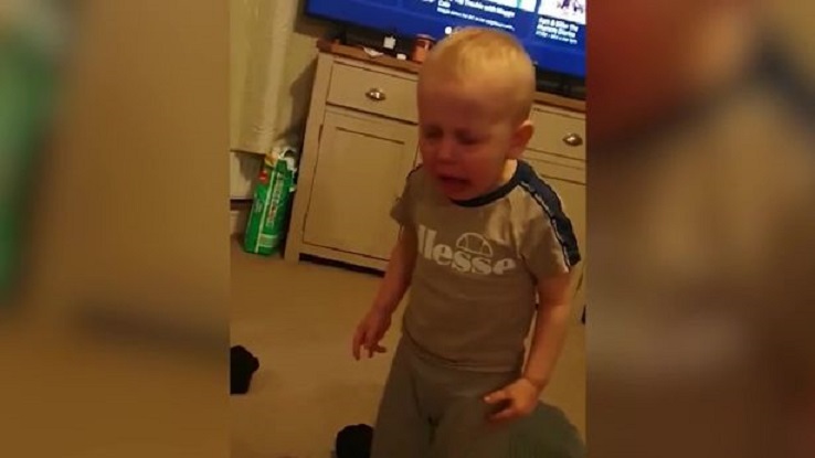 Menino de 3 anos, se engasga depois que os pais o enganam com brincadeira viral de Nutella