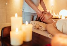 A vergonhosa experiência de spa da mulher termina com ela andando pelas ruas nua