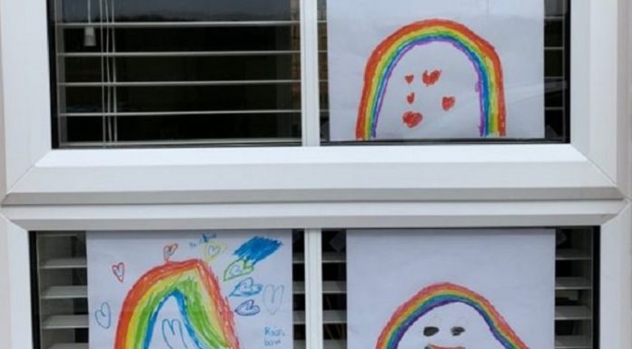 Crianças em todo o Reino Unido estão pintando arco-íris para colocar em suas janelas para "espalhar a esperança".