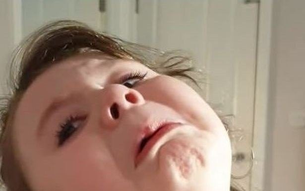 Menina, 4 anos, chora inconsolável com o fechamento dos seus restaurantes favoritos