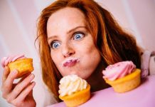 Agora você pode ser pago para beber champanhe e comer bolo nas feiras de casamento