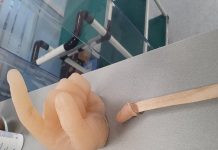 Homem traz dedo de silicone em uma vara no escritório que ele tem que visitar durante o bloqueio