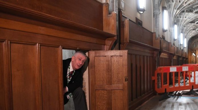 Passagem secreta é descoberta em Câmara Britânica