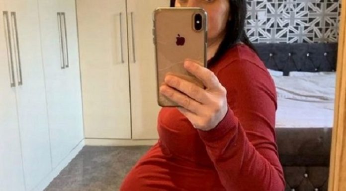 Mãe grávida da maior família britânica exibe quarto recém-decorado das filhas
