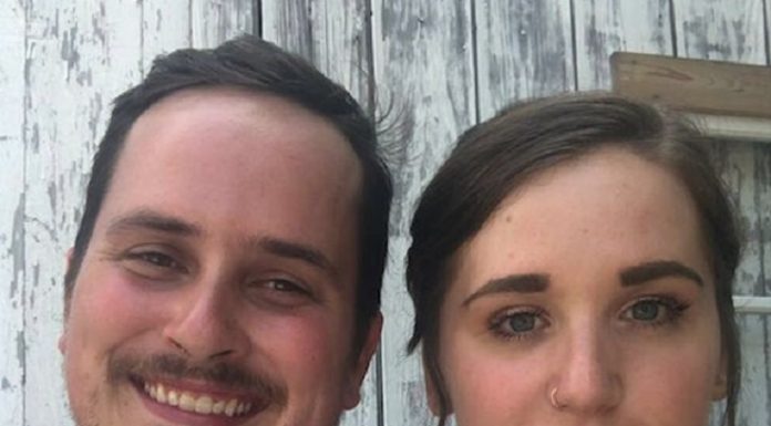 Homem realmente sente falta de cabeleireiro depois que esposa corta seus cabelos