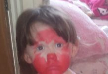 Mãe segue rastro de destruição para pegar sua filha de 2 anos em flagrante