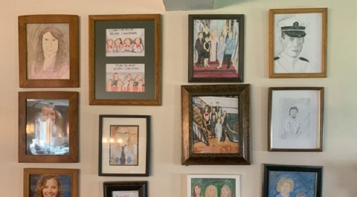 Filha troca retratos de família por desenhos a lápis de cor e ninguém percebe por 11 dias