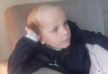 Menino, 5 anos, implora a irmão pelo corte de cabelo 'velho' - e os pais não conseguem parar de rir