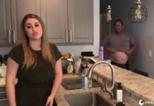 Repórter que trabalha em casa grita com pai em topless que interrompe transmissão