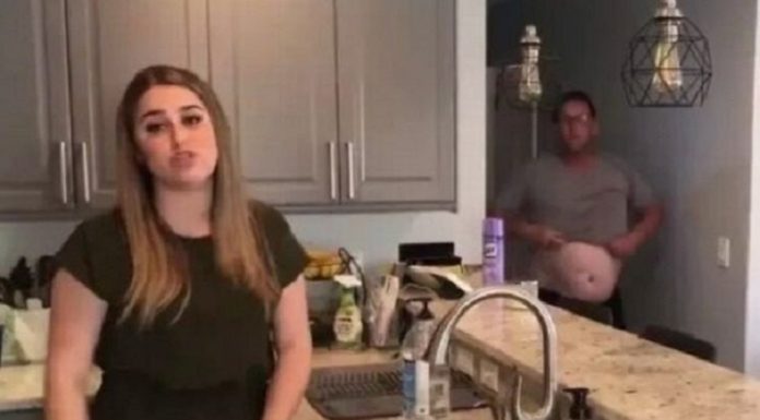 Repórter que trabalha em casa grita com pai em topless que interrompe transmissão