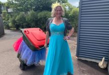 As pessoas estão vestindo vestidos de baile e tiaras para tirar seus lixos