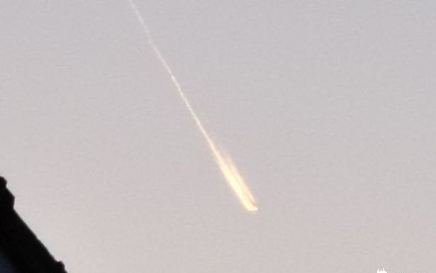 Misterioso objeto em chamas laranja brilhante ilumina o céu antes de desaparecer