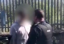 Policial suspenso após ser filmado ameaçando inventar algo para prender homem