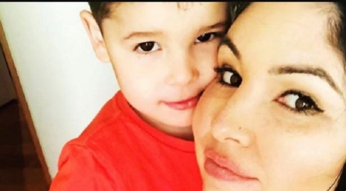 Mãe enganada por filho que a fez pensar que estava fazendo lição de casa