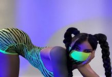 Fãs ficam desconcertados com a pose estranha da modelo vestida de tigre