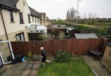 Homem britânico movimenta sua quarentena fazendo maratona no quintal