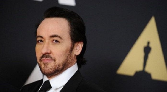 John Cusack criticou os fãs ao afirmar que '5G será ruim para a saúde das pessoas'