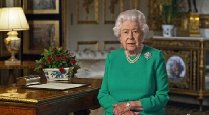 usuários da internet criam diversos looks para a rainha da Inglaterra
