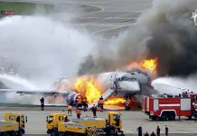 Novas imagens mostram avião em chamas, enquanto piloto é acusado de negligência