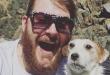 O estranho cara que viaja com seu cachorro morto