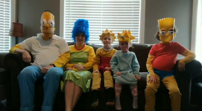 Assista como a família recria a introdução dos Simpsons durante a quarentena