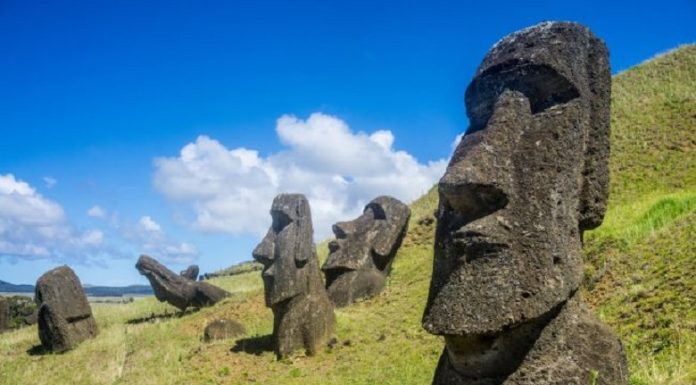 Homem bate caminhão na estátua da Ilha de Páscoa, causando danos incalculáveis