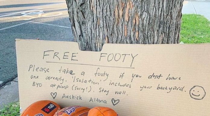 Caixas de bolas estão surgindo para que os australianos possam se divertir na quarentena