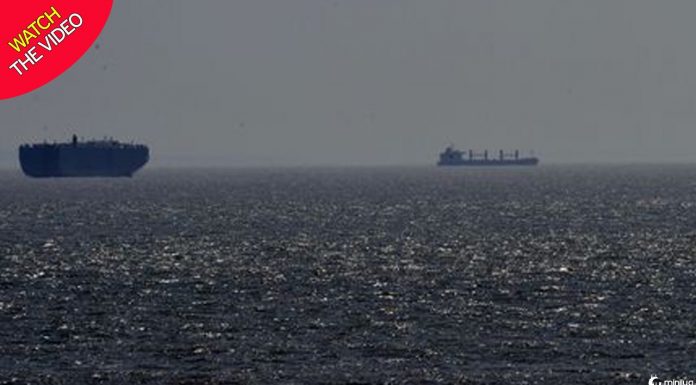 A chegada de seis navios enormes na costa de Swansea confundiu os habitantes locais