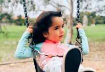 Mãe ataca pessoas que envergonham sua filha de 4 anos por ainda usar fraldas