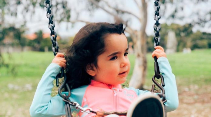 Mãe ataca pessoas que envergonham sua filha de 4 anos por ainda usar fraldas