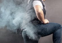 Polícia prende homem escondido no mato que se entregou com peido alto