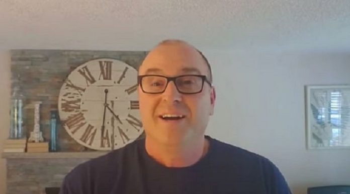 O pai de Rob Kenney o abandonou e ele criou um canal no Youtube para dar conselhos de pai