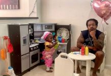 Pai publica crítica hilária on-line depois de visitar o restaurante da filha para o almoço