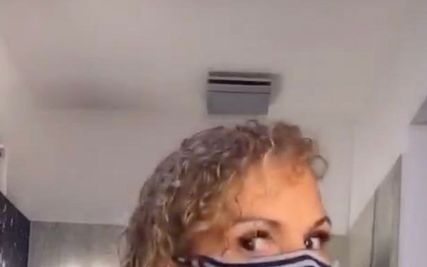 Mulher acusada de 'bruxaria' como ela mostra como transformar meia em máscara