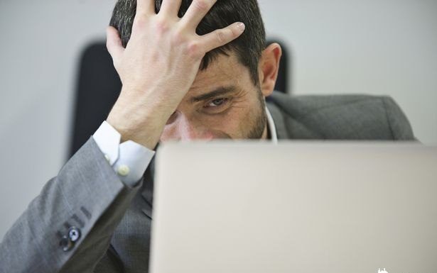 Trabalhador humilhado depois que 'hábito alimentar estranho' é exposto durante videoconferência