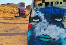 A Floresta Internacional de Carros pintados expostos no deserto de Nevada