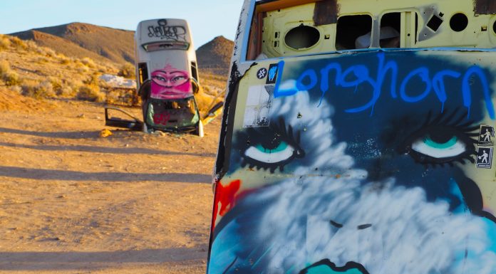 A Floresta Internacional de Carros pintados expostos no deserto de Nevada