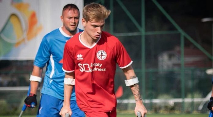 Estrela do futebol Amputee, o futebol que é jogado de muletas de Manchester City