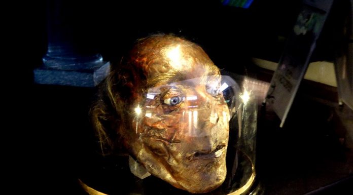A máscara de morte de Jeremy Bentham na tentativa de preservar seu rosto