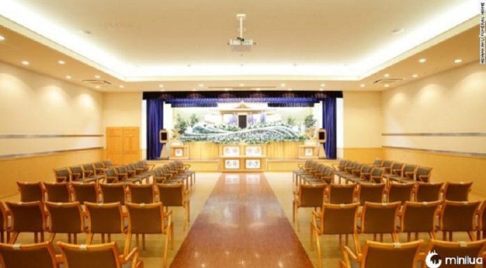 Motoristas que desistem de suas licenças no Japão recebem descontos em funerais e comida