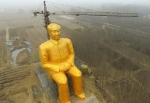 Estátua de ouro gigante do líder comunista demolida durante a noite