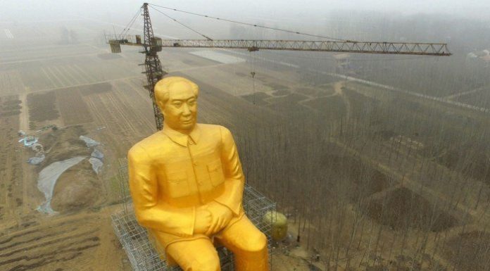 Estátua de ouro gigante do líder comunista demolida durante a noite