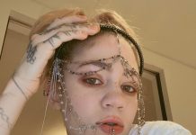 Grimes vende pedaço de sua alma por 'melhor oferta' em exposição on-line