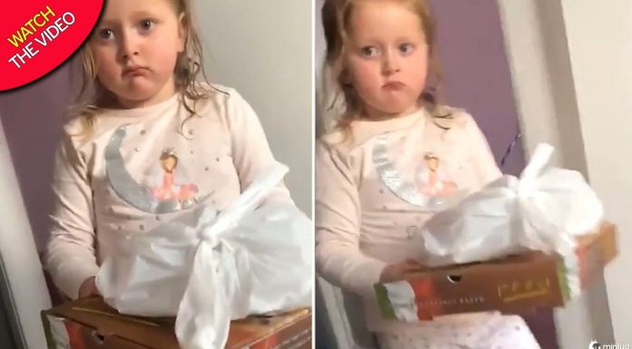 Menina de 5 anos, recebe entrega de pizza do vizinho e sofre quando é forçada a devolvê-la